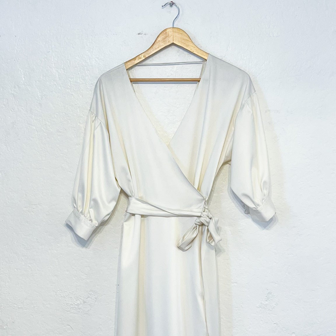 Vestido cruzado con mangas