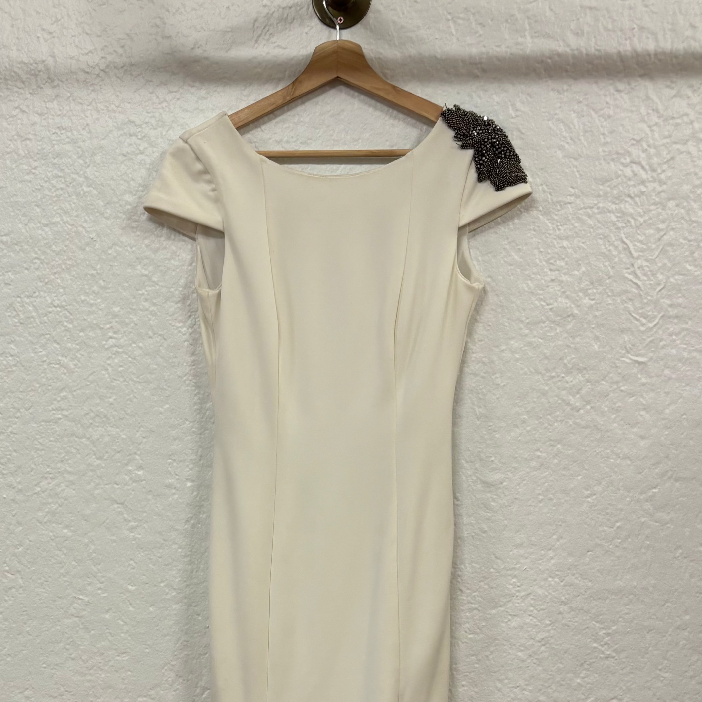 Vestido cuello bote hombrera pedrería