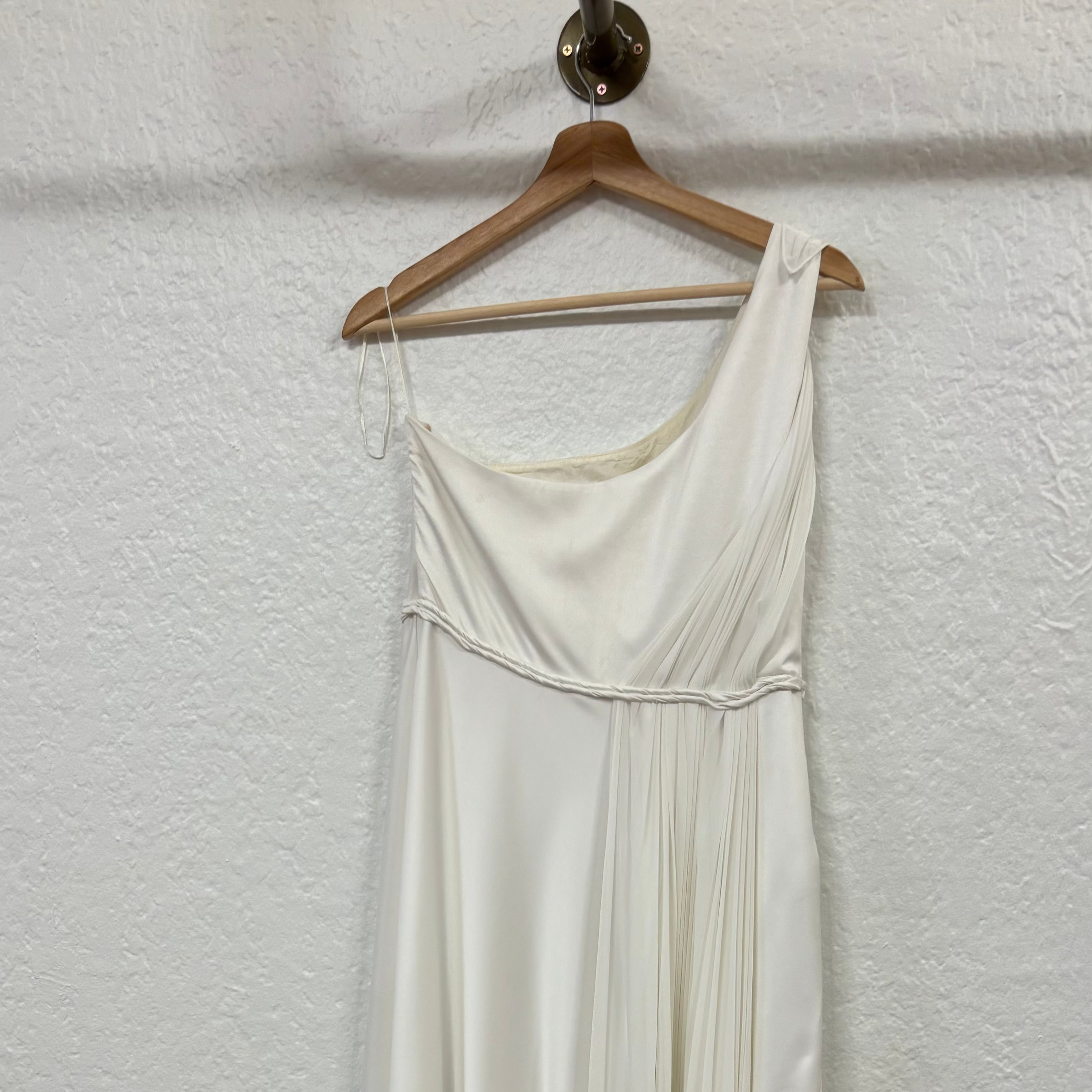Vestido un hombro con plisado