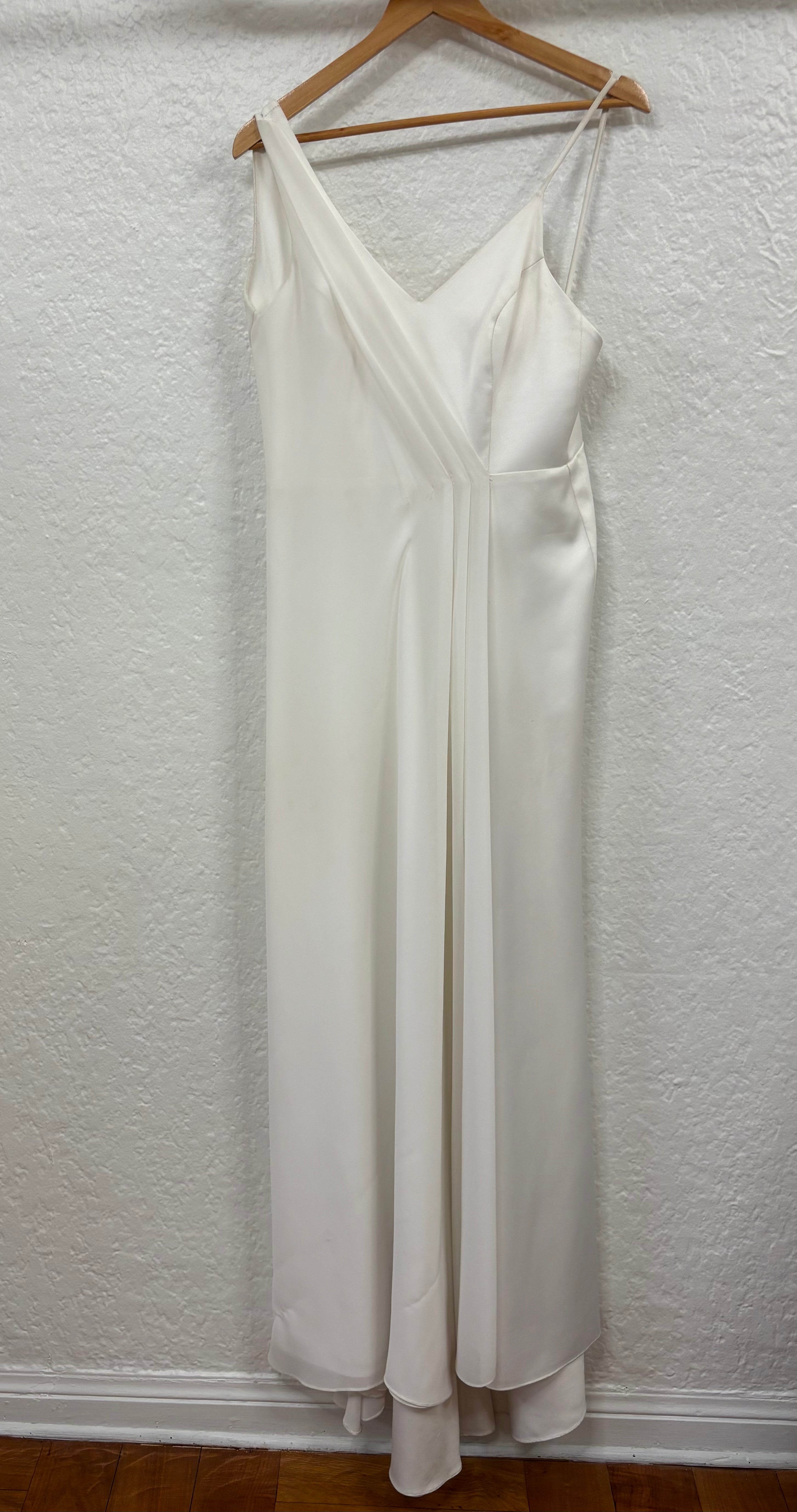 Vestido asimétrico con gasa